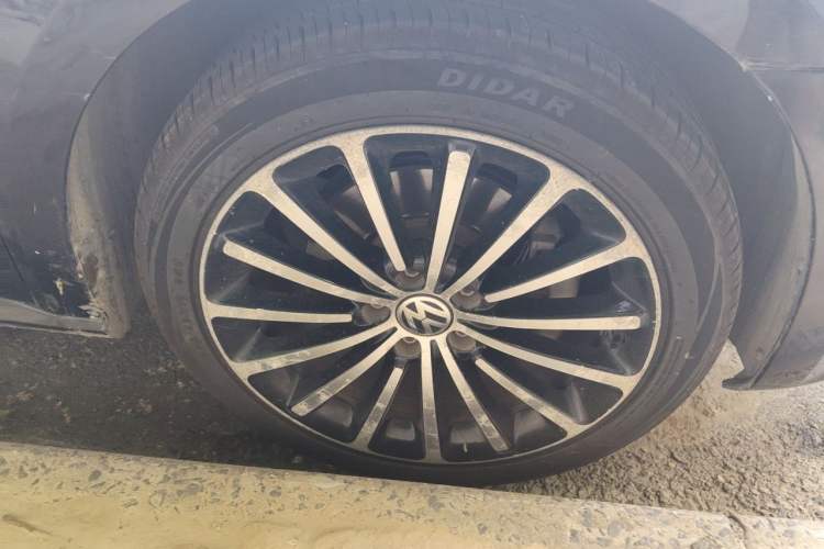 Used Volkswagen Passat 2014 1.8TSI DSG 30th Anniversary Edition Right Front Wheel Hub