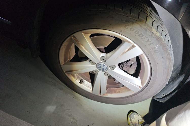 Used Volkswagen Passat 2014 1.8TSI DSG Prestige Edition Right Front Wheel Hub