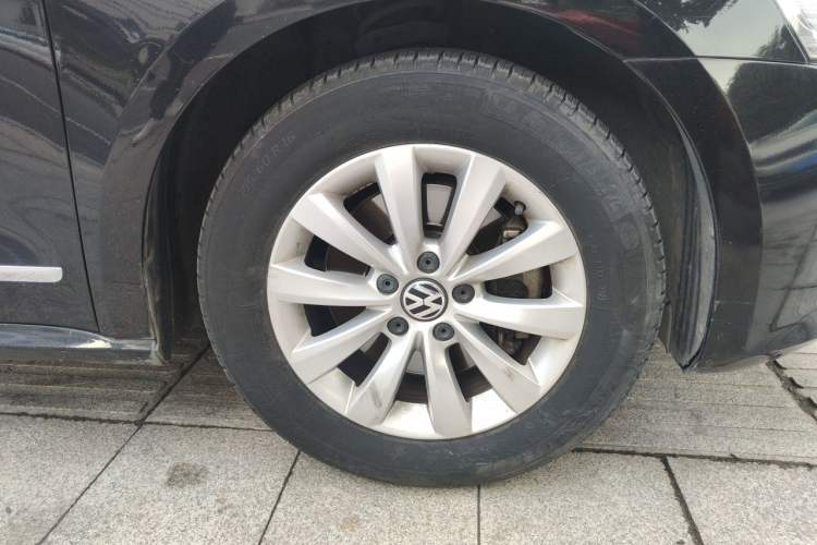 Used Volkswagen Passat 2014 1.8TSI DSG Prestige Edition Right Front Wheel Hub