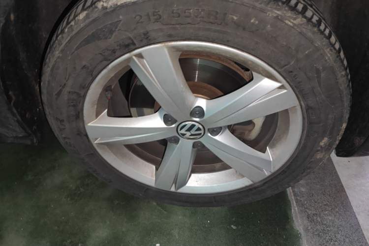 Used Volkswagen Passat 2014 1.8TSI DSG Prestige Edition Right Front Wheel Hub