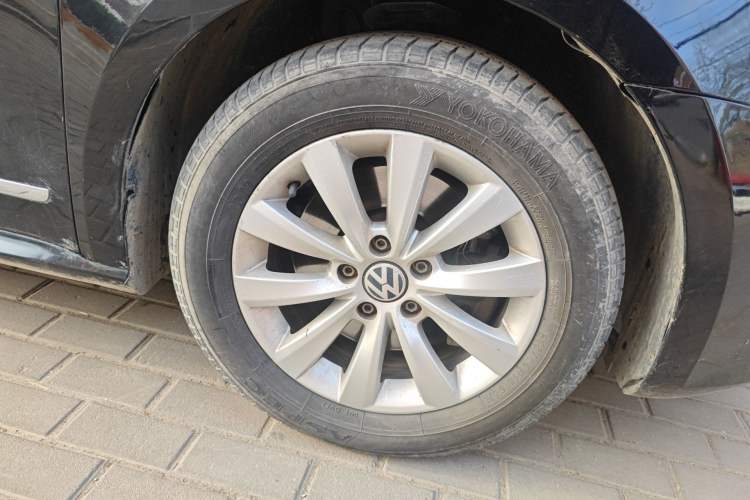 Used Volkswagen Passat 2014 1.8TSI DSG Prestige Edition Right Front Wheel Hub