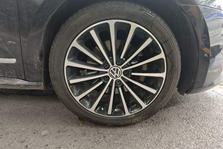 Used Volkswagen Passat 2014 1.8TSI DSG Prestige Navigation Edition Right Front Wheel Hub