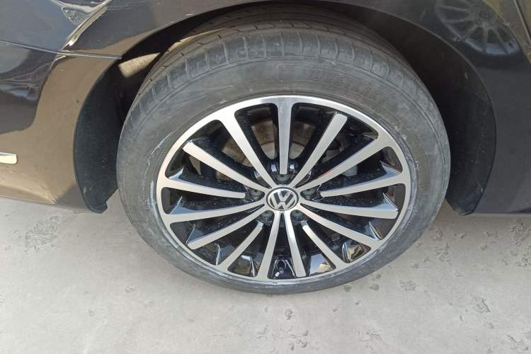 Used Volkswagen Passat 2014 1.8TSI DSG Prestige Edition Right Rear Wheel Hub