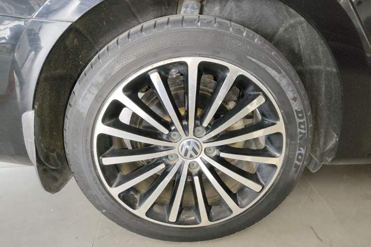 Used Volkswagen Passat 2014 1.8TSI DSG Prestige Edition Right Rear Wheel Hub