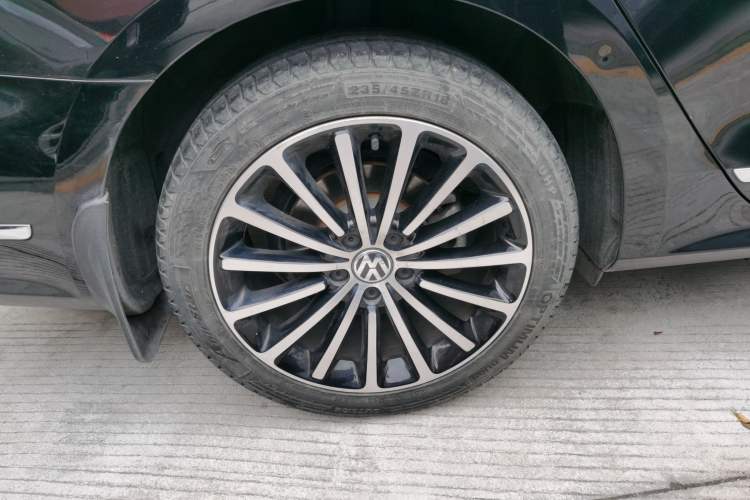 Used Volkswagen Passat 2014 1.8TSI DSG Prestige Navigation Edition Right Rear Wheel Hub