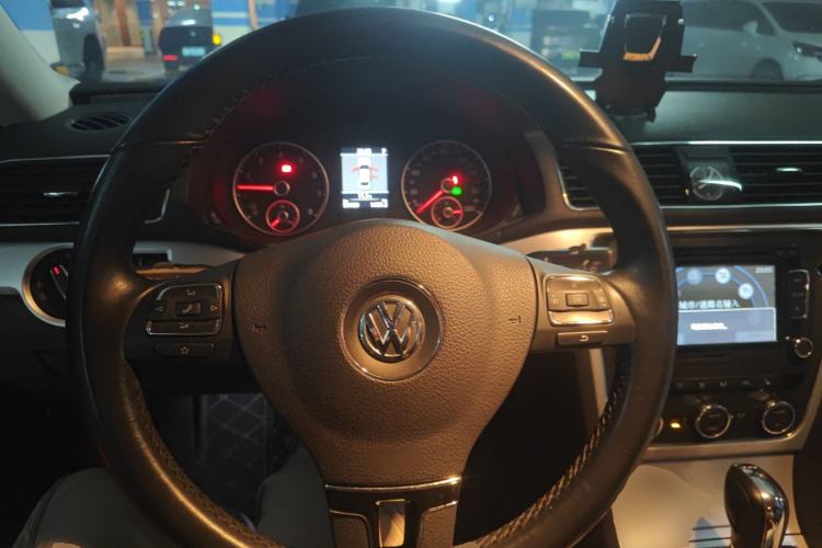 Used Volkswagen Passat 2014 1.8TSI DSG Prestige Navigation Edition Steering Wheel