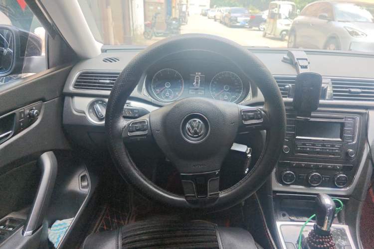 Used Volkswagen Passat 2014 1.8TSI DSG Prestige Navigation Edition Steering Wheel
