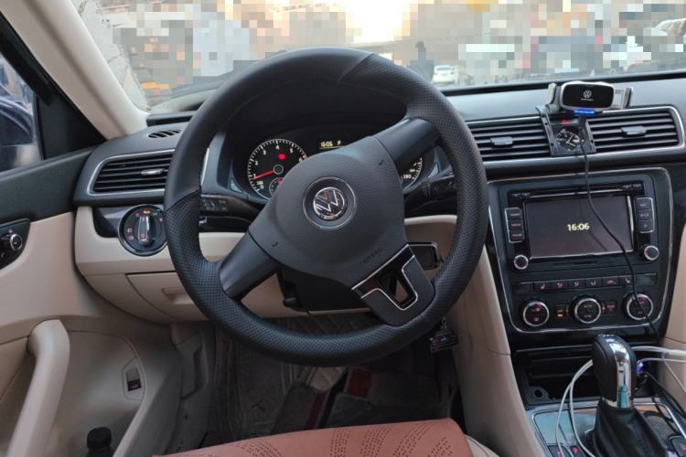 Used Volkswagen Passat 2014 1.8TSI DSG Prestige Navigation Edition Steering Wheel