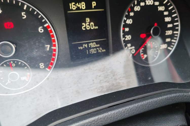 Used Volkswagen Passat 2014 1.4TSI DSG BlueMotion Technology Edition Odometer Close Up