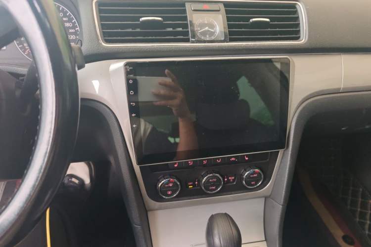 Used Volkswagen Passat 2014 1.8TSI DSG Prestige Edition Audio And AC Panel