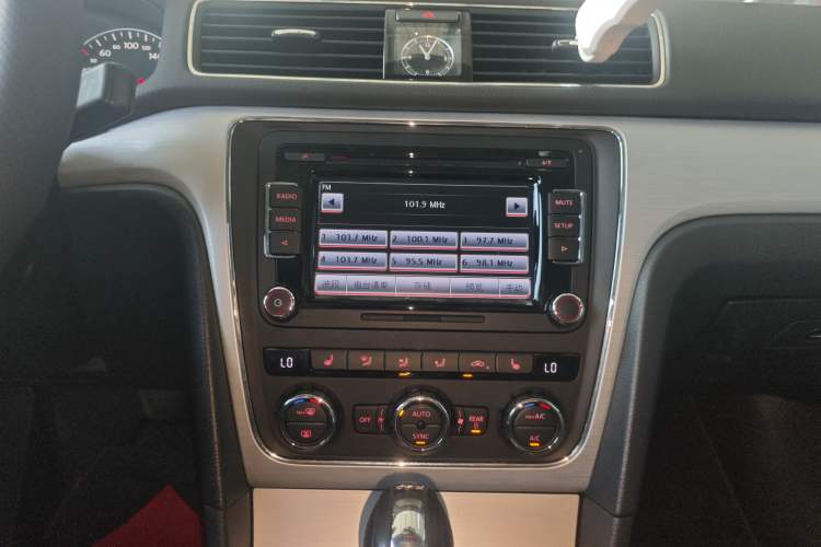 Used Volkswagen Passat 2014 1.8TSI DSG Prestige Edition Audio And AC Panel