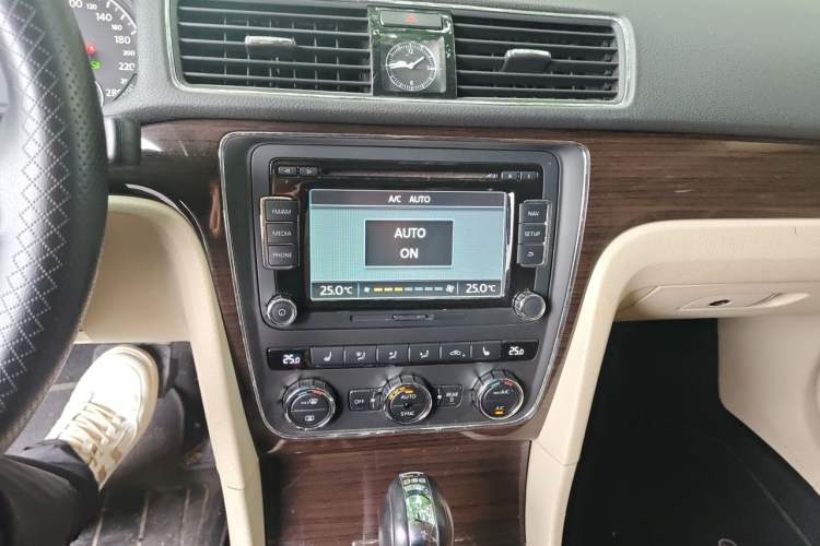 Used Volkswagen Passat 2014 1.8TSI DSG Prestige Navigation Edition Audio And AC Panel