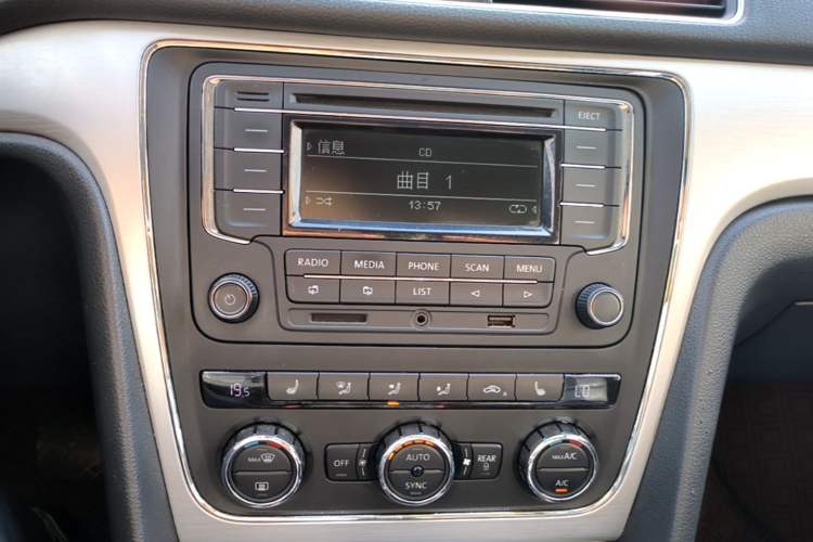 Used Volkswagen Passat 2014 1.8TSI DSG Prestige Edition Audio And AC Panel