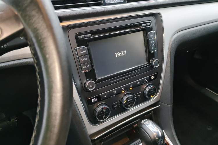 Used Volkswagen Passat 2014 1.8TSI DSG Prestige Navigation Edition Audio And AC Panel