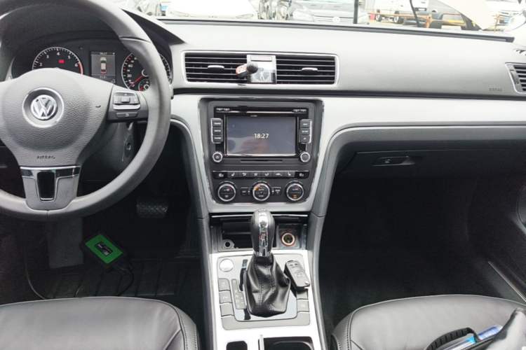 Used Volkswagen Passat 2014 1.8TSI DSG Ultimate Edition Audio And AC Panel