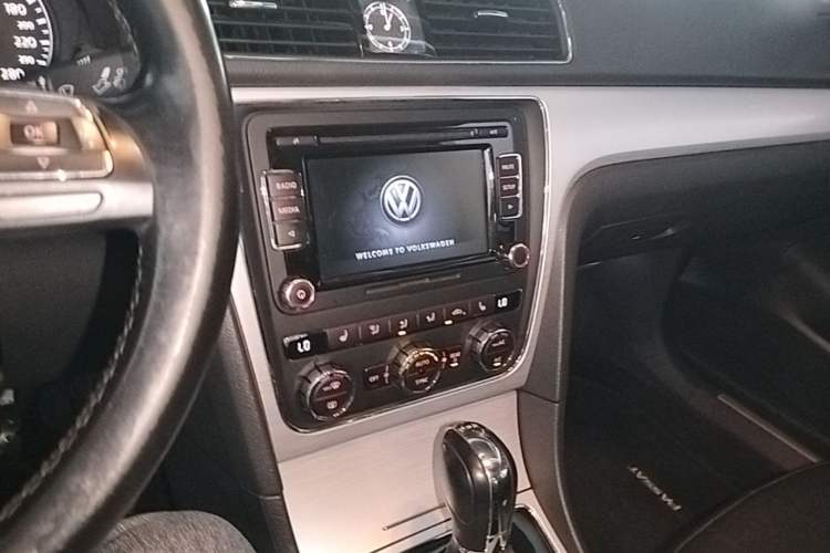 Used Volkswagen Passat 2014 1.8TSI DSG Prestige Edition Audio And AC Panel