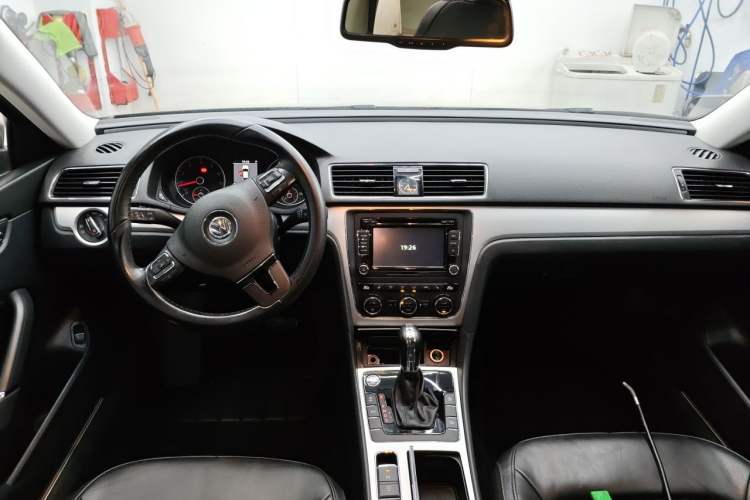 Used Volkswagen Passat 2014 1.8TSI DSG Prestige Navigation Edition Center Console