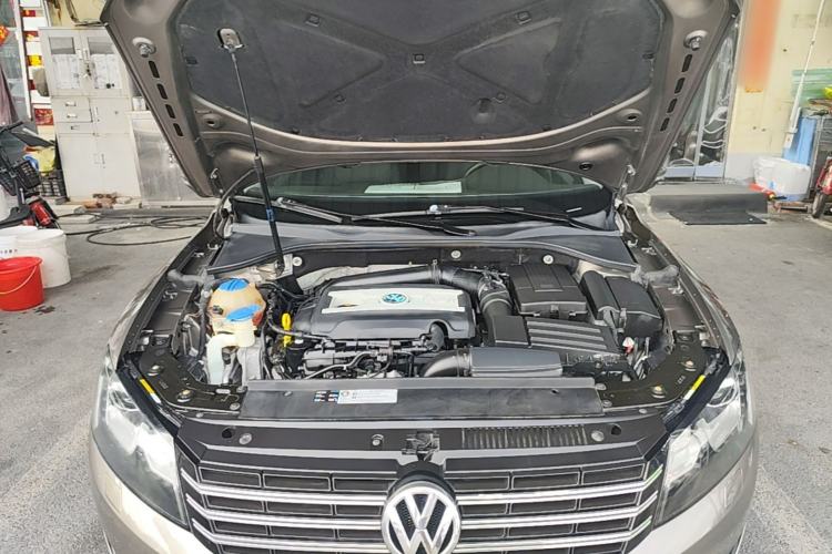 Used Volkswagen Passat 2014 1.8TSI DSG Prestige Navigation Edition Engine Bay