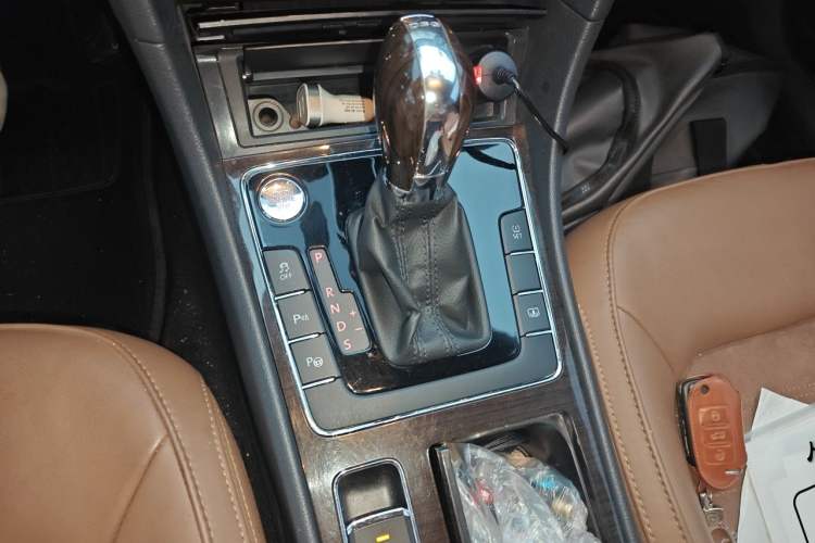 Used Volkswagen Passat 2014 2.0 TSI DSG Prestige Navigation Edition Gear Lever