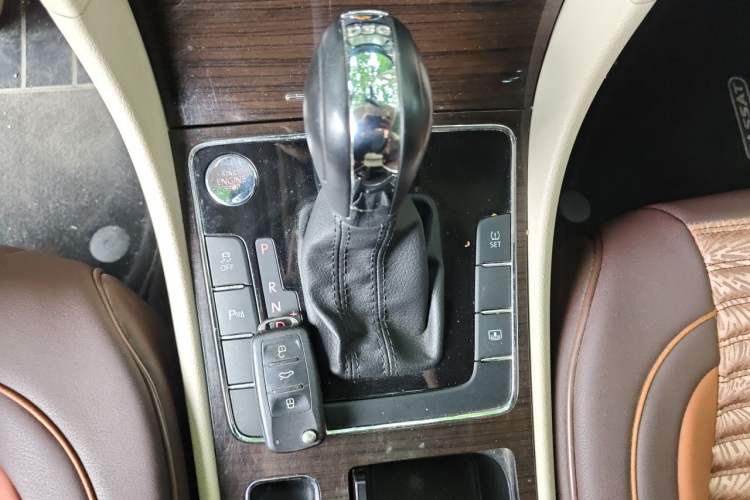 Used Volkswagen Passat 2014 1.8TSI DSG Prestige Navigation Edition Gear Lever