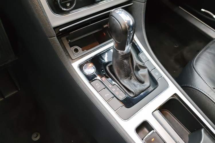 Used Volkswagen Passat 2014 1.8TSI DSG Prestige Navigation Edition Gear Lever