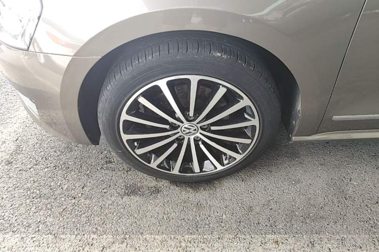 Used Volkswagen Passat 2014 1.8TSI DSG Prestige Navigation Edition Left Front Wheel Hub