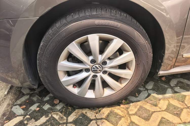 Used Volkswagen Passat 2014 1.8TSI DSG Prestige Edition Left Front Wheel Hub