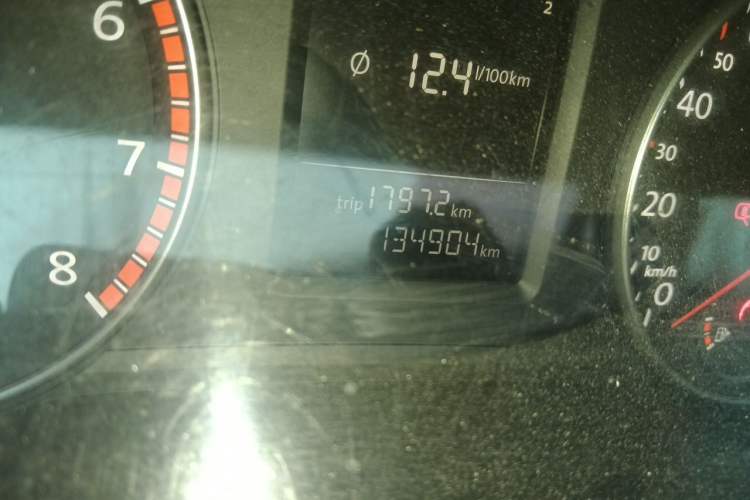 Used Volkswagen Passat 2014 1.8TSI DSG Prestige Edition Odometer Close Up