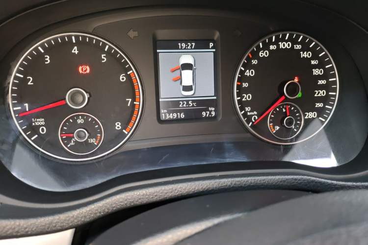Used Volkswagen Passat 2014 1.8TSI DSG Prestige Navigation Edition Odometer Close Up