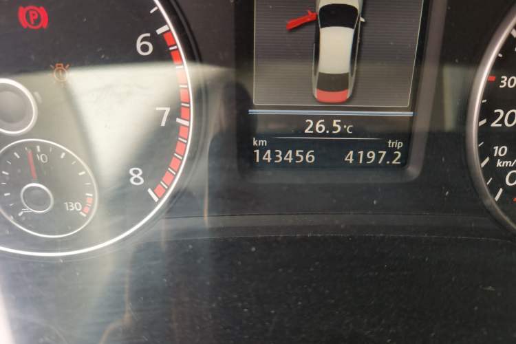 Used Volkswagen Passat 2014 1.8TSI DSG Prestige Edition Odometer Close Up