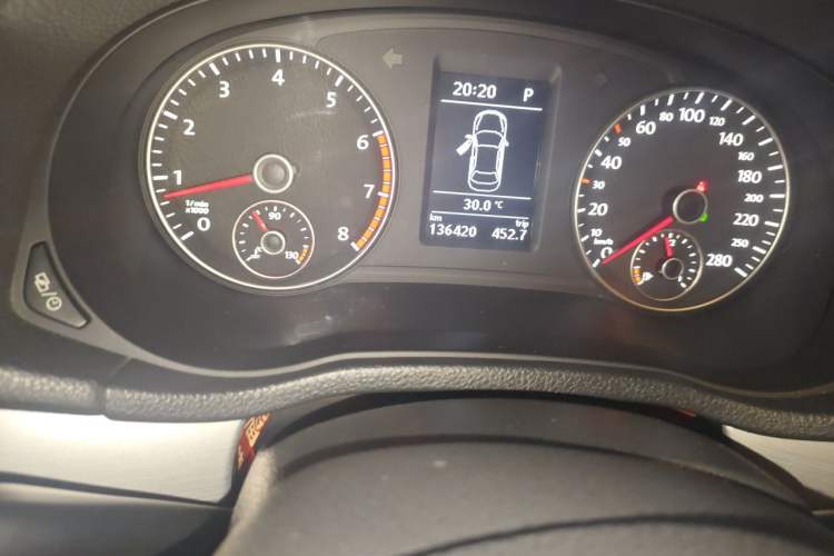 Used Volkswagen Passat 2014 1.8TSI DSG Prestige Edition Odometer Close Up