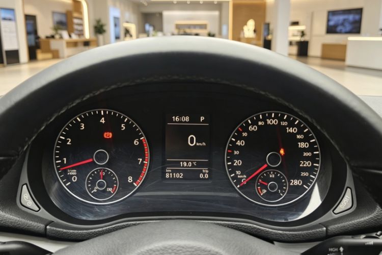 Used Volkswagen Passat 2014 1.8TSI DSG Prestige Edition Odometer Close Up