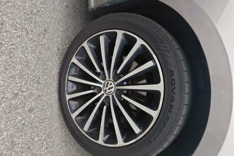 Used Volkswagen Passat 2014 2.0 TSI DSG Prestige Navigation Edition Right Front Wheel Hub