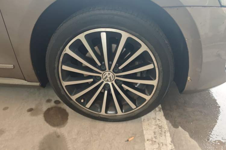 Used Volkswagen Passat 2014 1.8TSI DSG Prestige Edition Right Front Wheel Hub