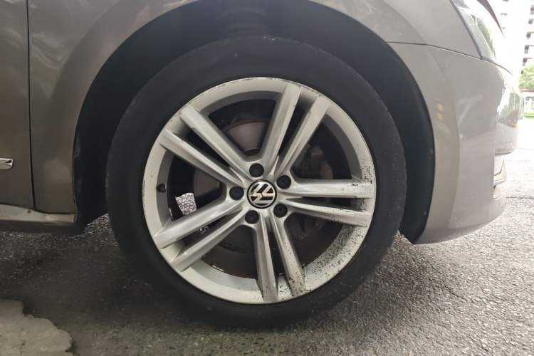 Used Volkswagen Passat 2014 1.8TSI DSG Prestige Navigation Edition Right Front Wheel Hub