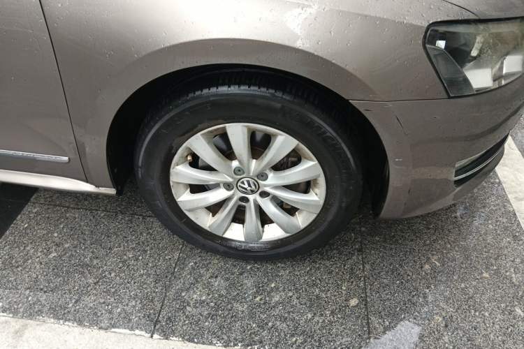 Used Volkswagen Passat 2014 1.8TSI DSG Prestige Edition Right Front Wheel Hub