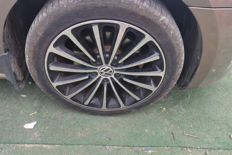 Used Volkswagen Passat 2014 1.8TSI DSG Prestige Edition Right Front Wheel Hub