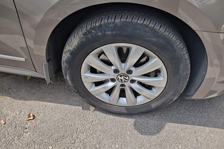 Used Volkswagen Passat 2014 1.8TSI DSG Prestige Edition Right Front Wheel Hub