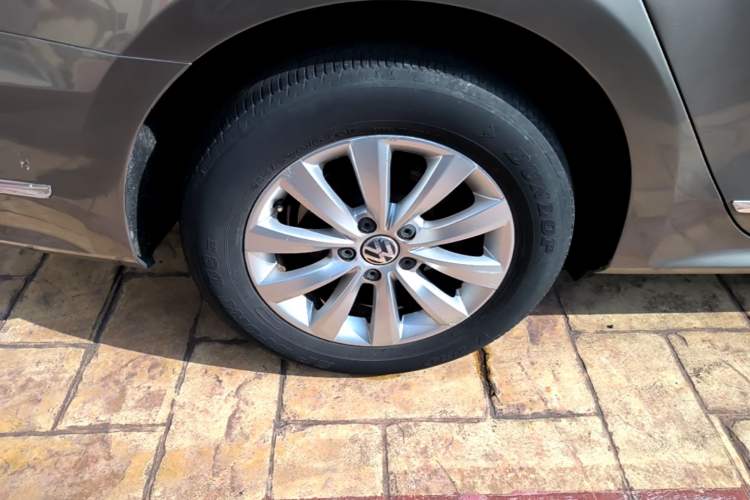 Used Volkswagen Passat 2014 1.8TSI DSG Prestige Edition Right Rear Wheel Hub