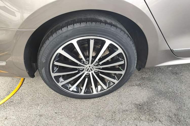 Used Volkswagen Passat 2014 1.8TSI DSG Prestige Navigation Edition Right Rear Wheel Hub