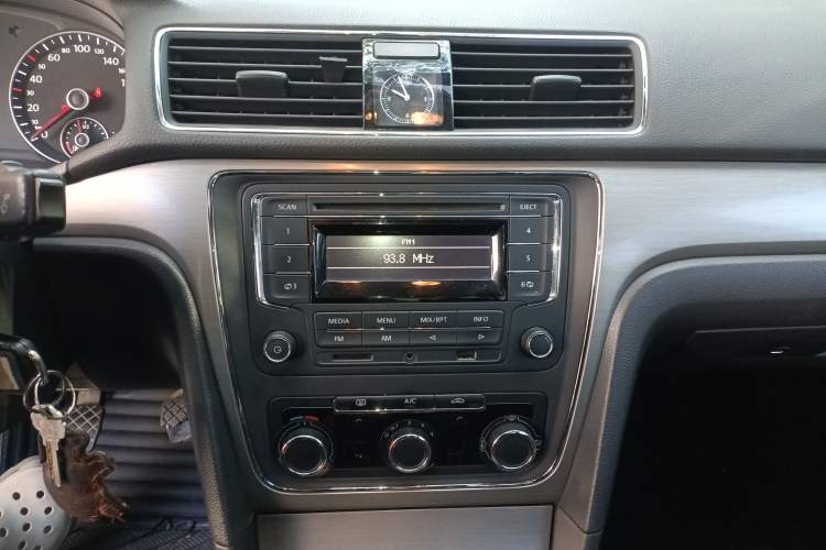 Used Volkswagen Passat 2014 1.4TSI Manual Luxury Edition Audio And AC Panel