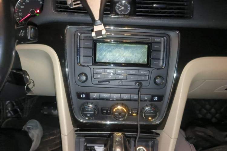 Used Volkswagen Passat 2014 1.8TSI DSG Prestige Edition Audio And AC Panel
