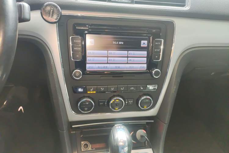 Used Volkswagen Passat 2014 2.0 TSI DSG Prestige Edition Audio And AC Panel