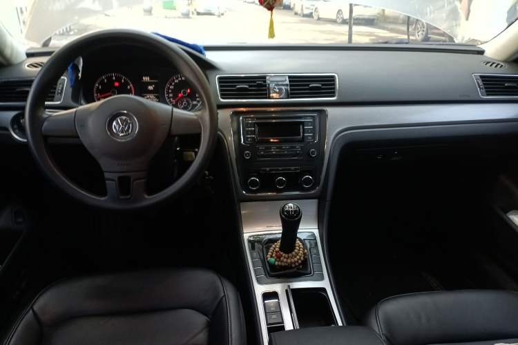 Used Volkswagen Passat 2014 1.4TSI Manual Luxury Edition Center Console