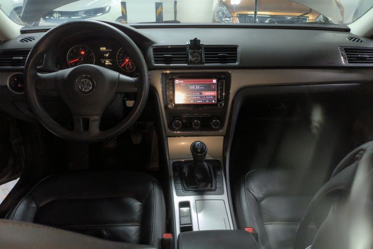 Used Volkswagen Passat 2014 1.4TSI Manual Luxury Edition Center Console