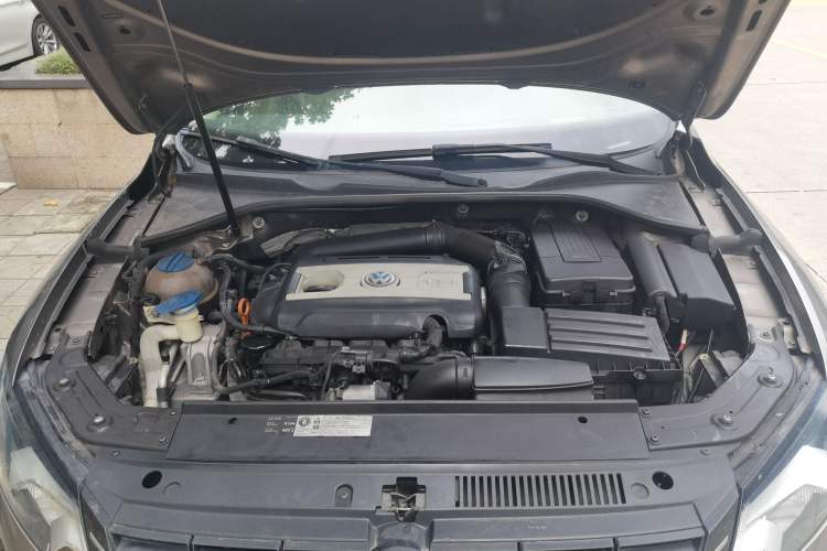 Used Volkswagen Passat 2014 1.8TSI DSG Luxury Edition Engine Bay