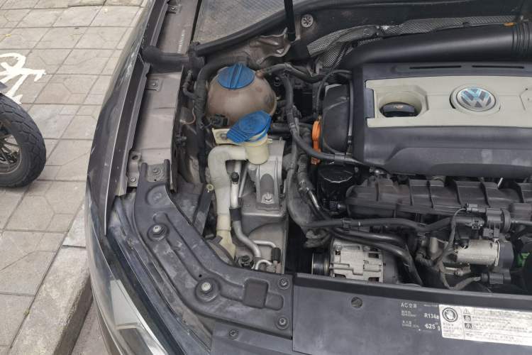 Used Volkswagen Passat 2014 1.8TSI DSG Luxury Edition Engine Bay Right