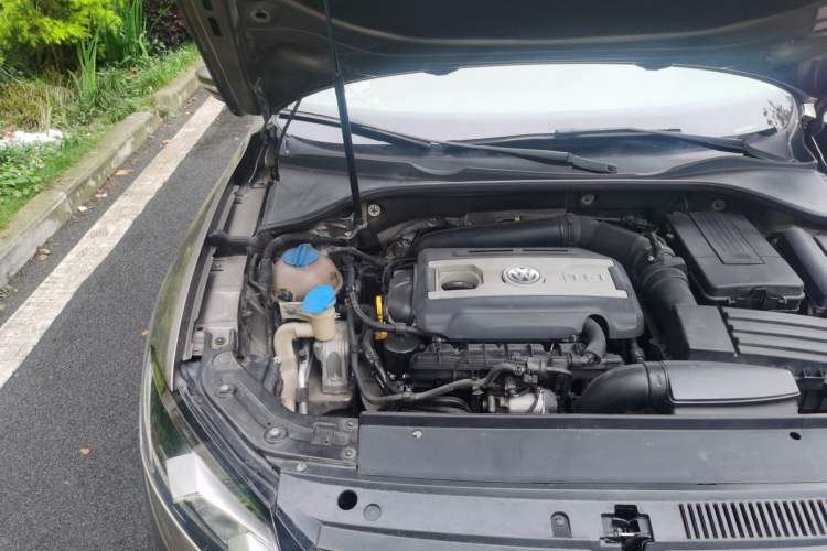 Used Volkswagen Passat 2014 1.8TSI DSG Prestige Edition Engine Bay Right