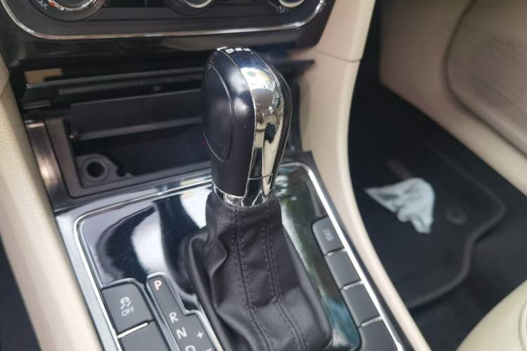 Used Volkswagen Passat 2014 1.8TSI DSG Luxury Edition Gear Lever