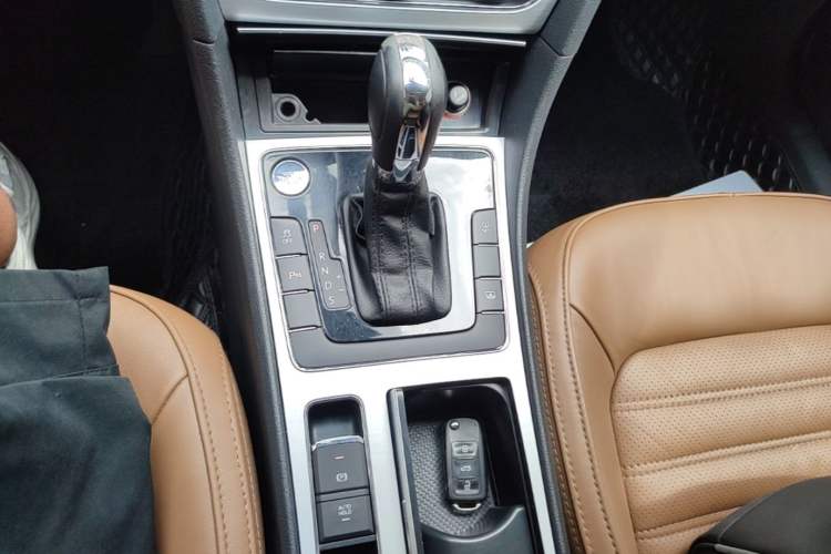 Used Volkswagen Passat 2014 2.0 TSI DSG Prestige Navigation Edition Gear Lever